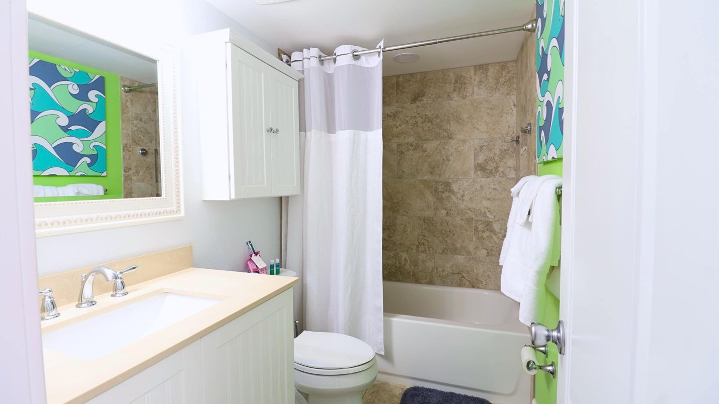 A bathroom with a white shower curtain

Description automatically generated